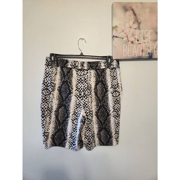 NWT LuLaRoe Size L Jaime Shorts Black & White Snake Print - Picture 2 of 3